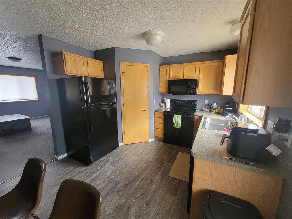 Looking for 1 male roomate!