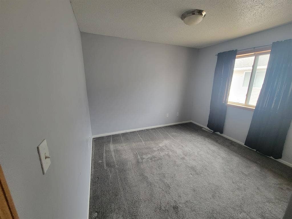 Looking for 1 male roomate!