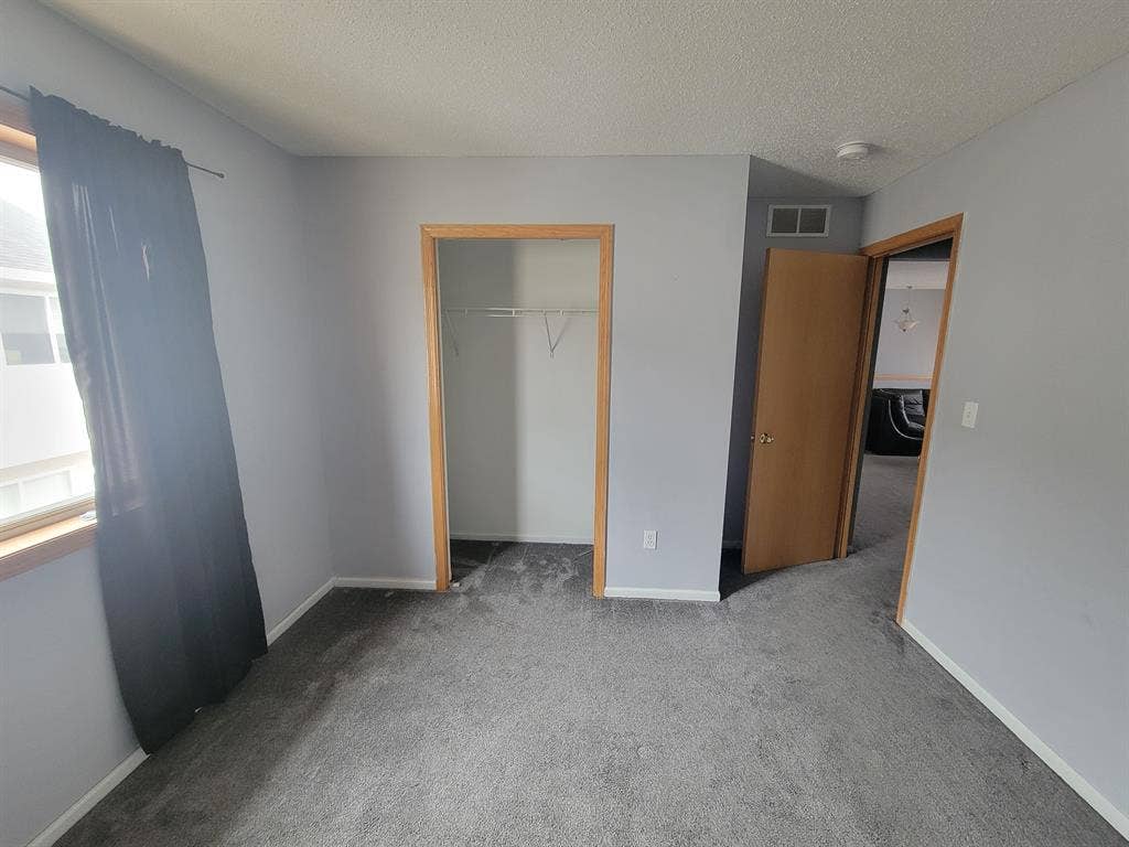 Looking for 1 male roomate!