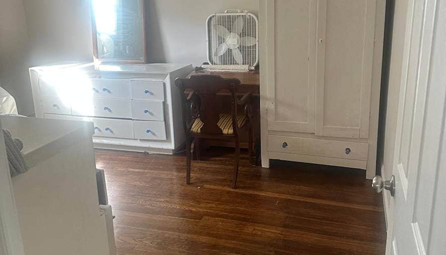Room in house Bronxville Border