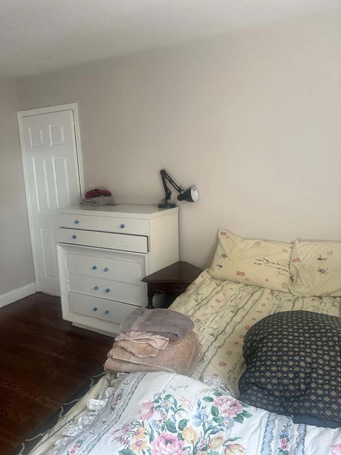 Room in house Bronxville Border