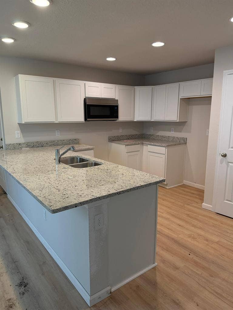 Home share near Avondale/Riverside!