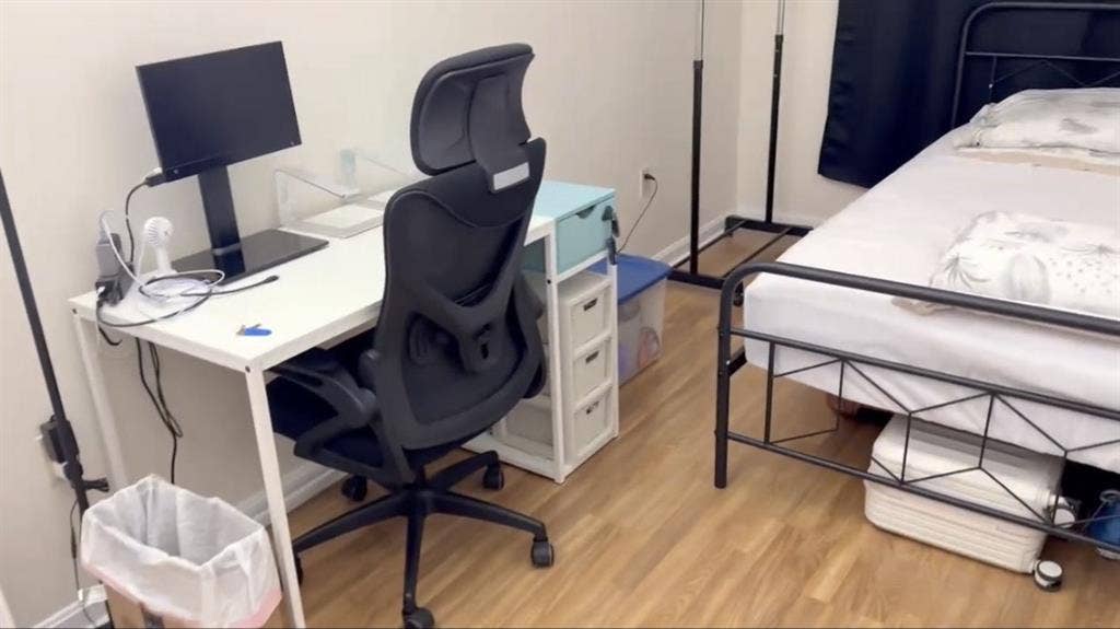 Private room for 1,800/month Aug 1