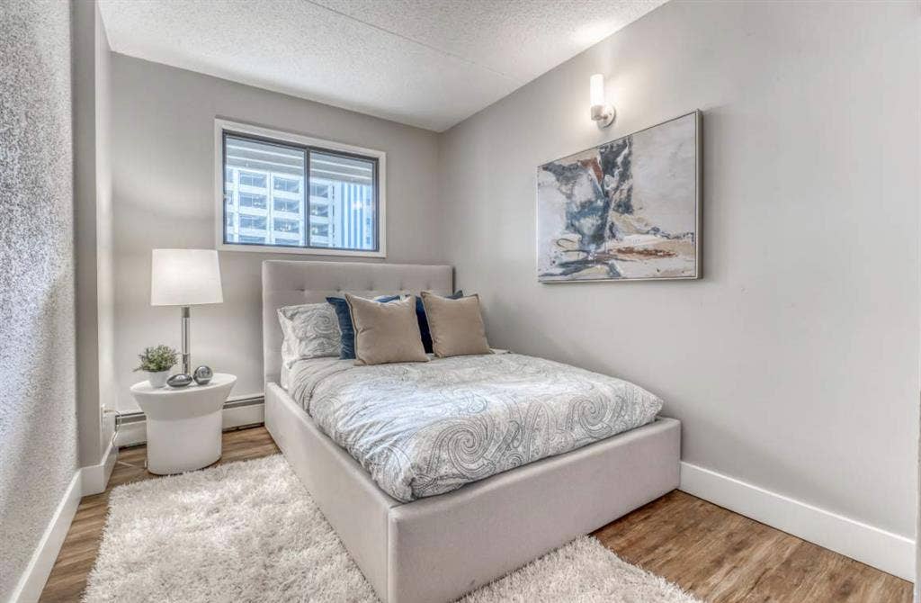PRIVATE ROOM IN DOWNTOWN CALGARY