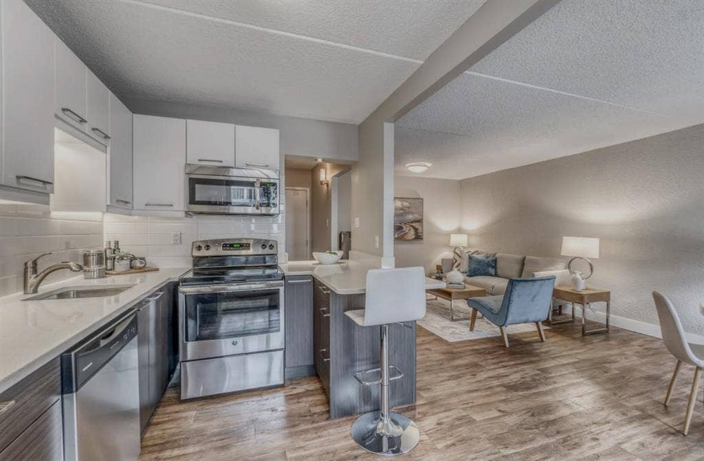 PRIVATE ROOM IN DOWNTOWN CALGARY