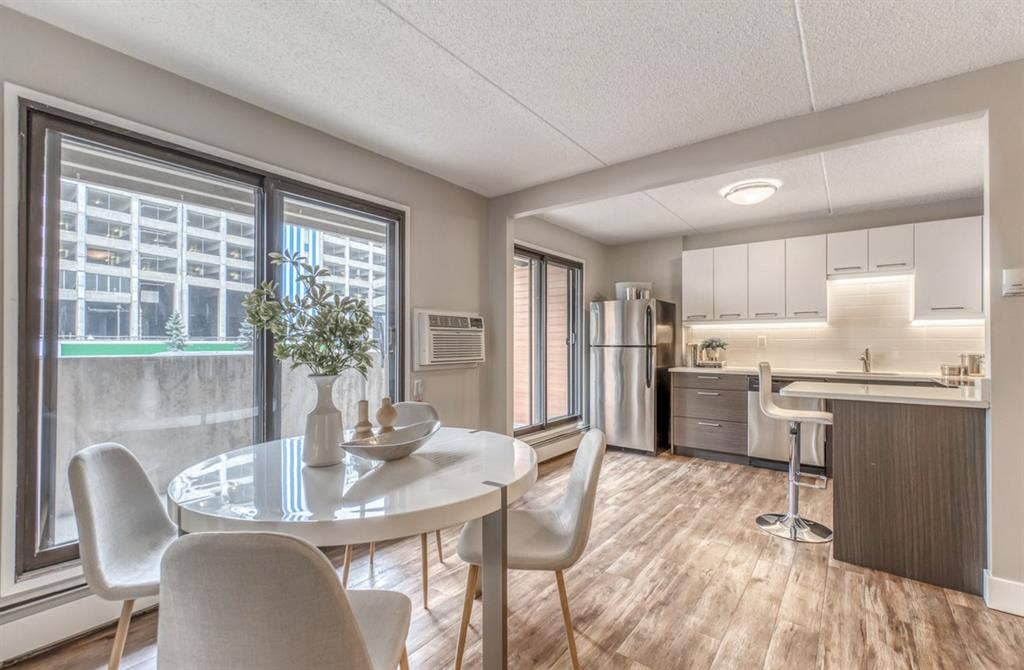 PRIVATE ROOM IN DOWNTOWN CALGARY