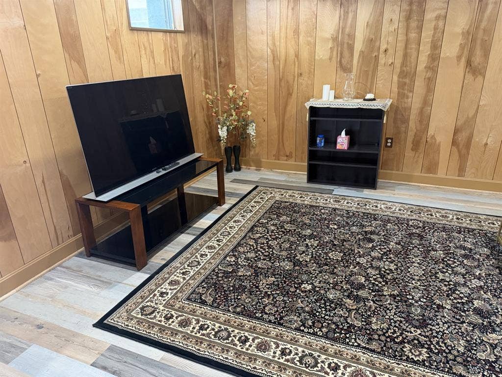 Falls church private Apartment/Base