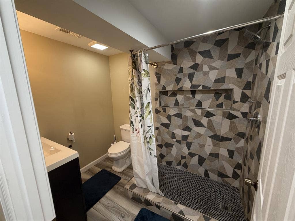 Falls church private Apartment/Base