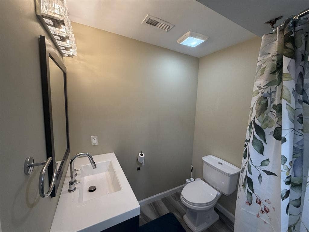 Falls church private Apartment/Base