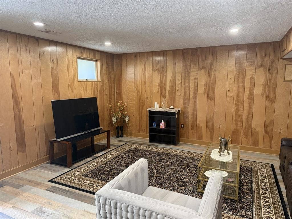 Falls church private Apartment/Base