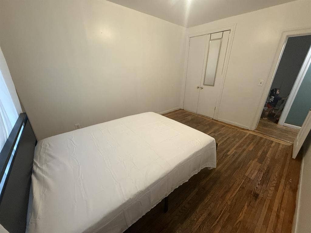 Looking for roommate