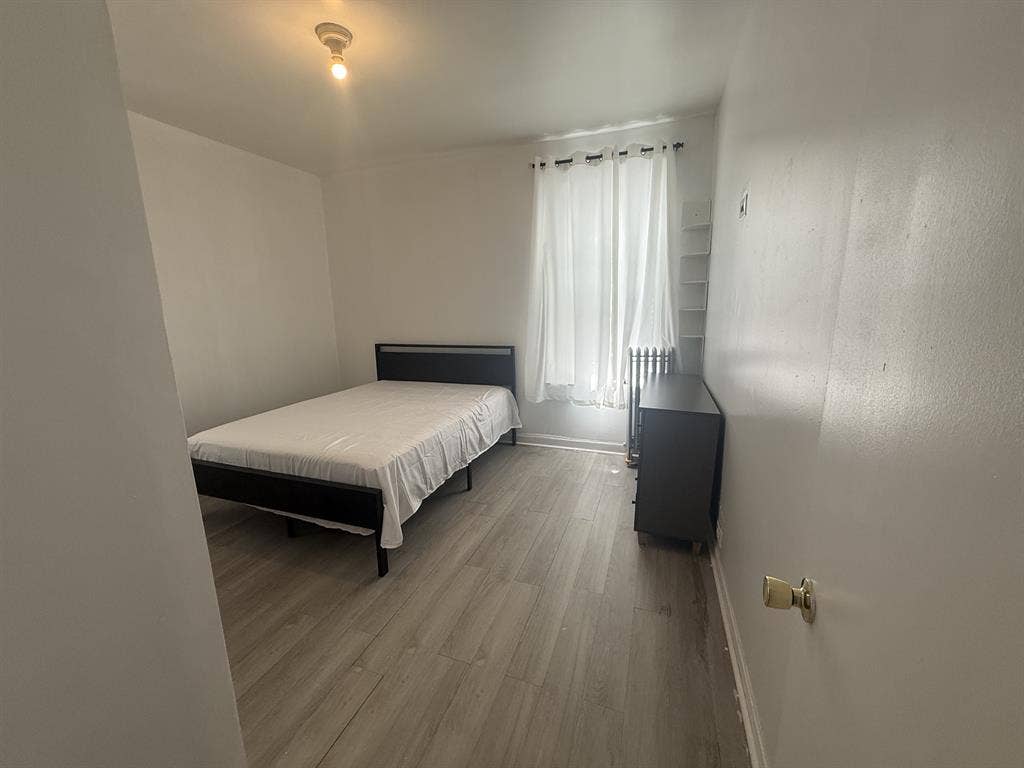 Looking for roommate