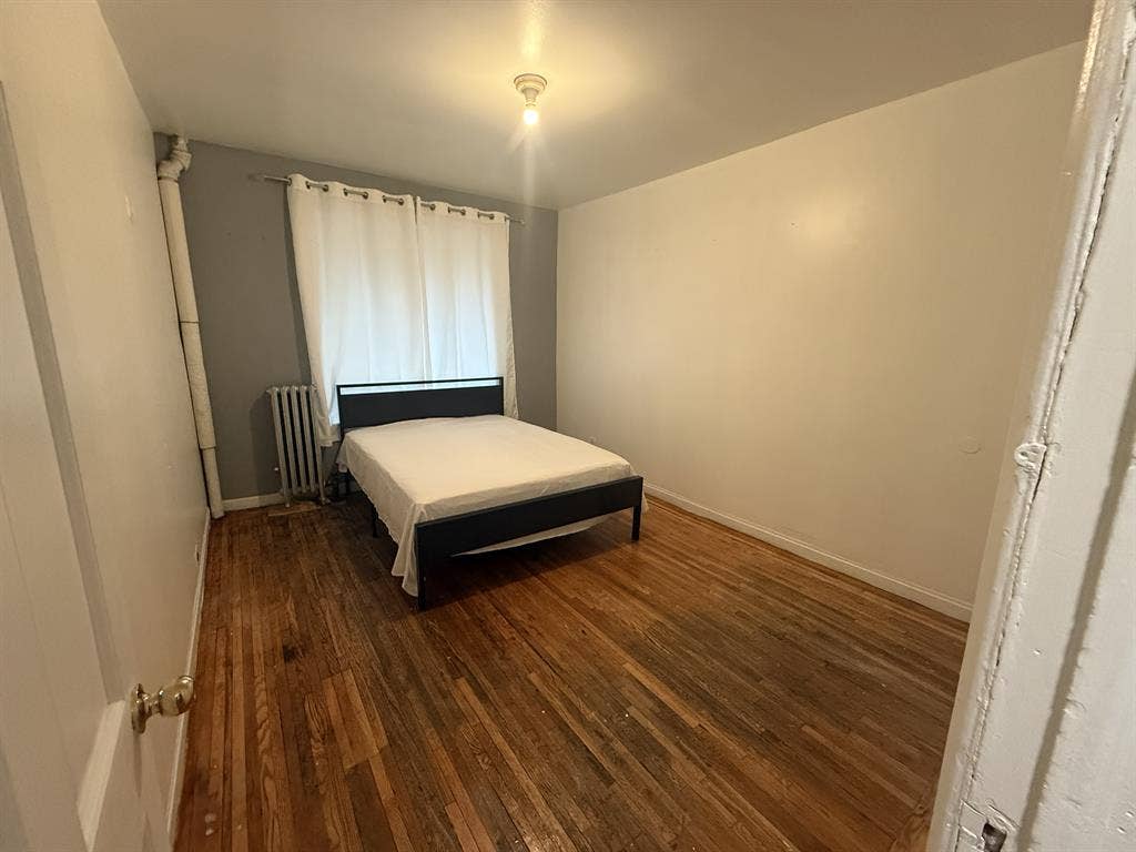 Looking for roommate