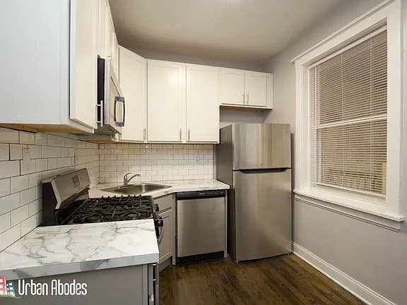 ROOM IN ROGERS PARK