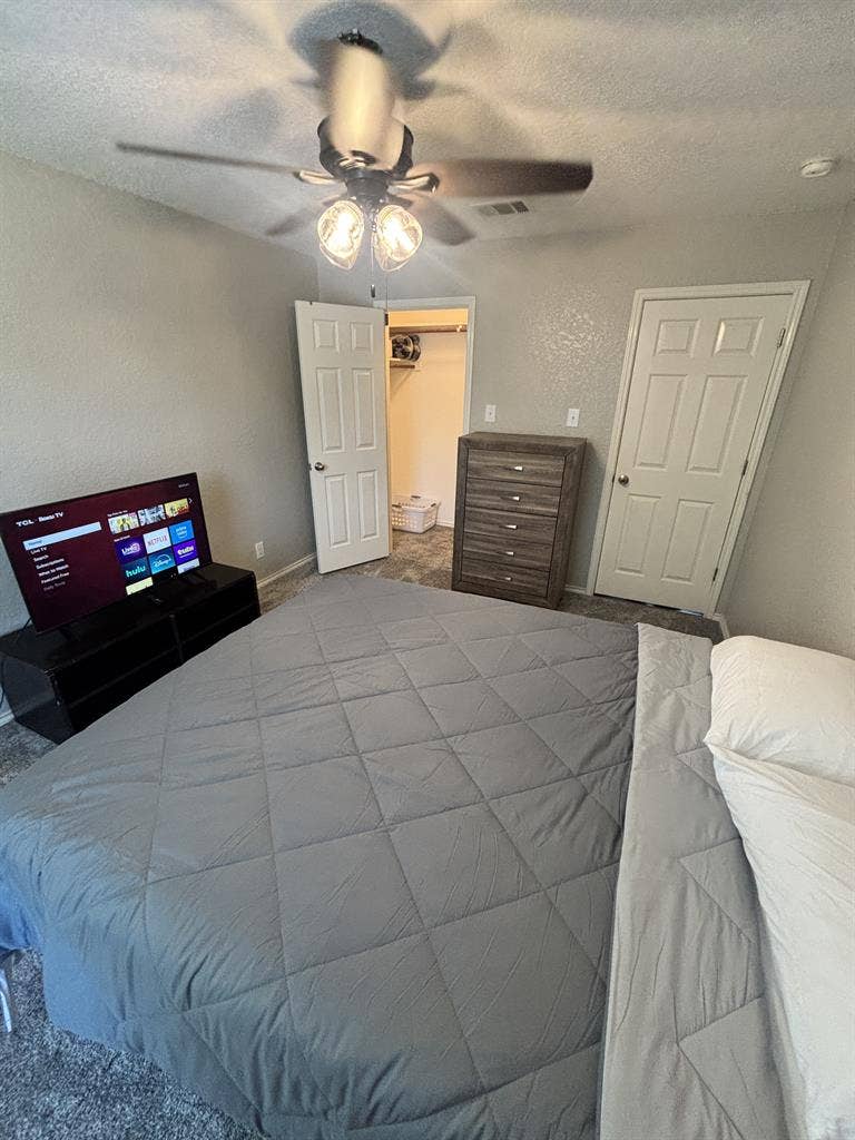 Furnished room, quiet neighborhood