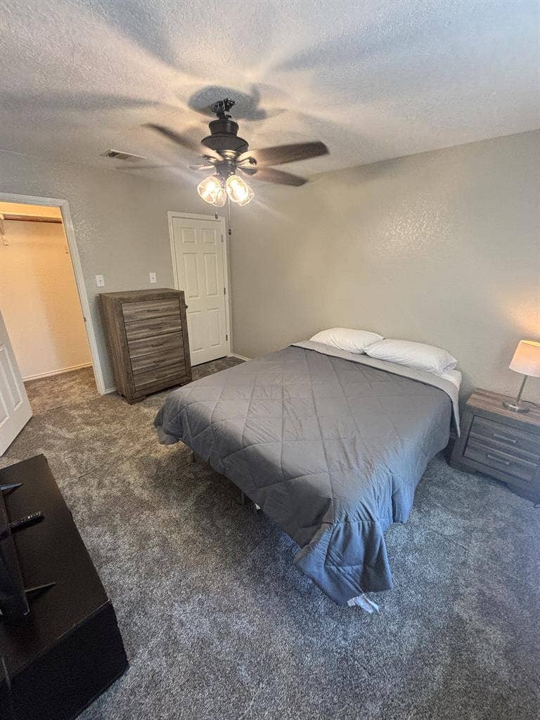 Furnished room, quiet neighborhood