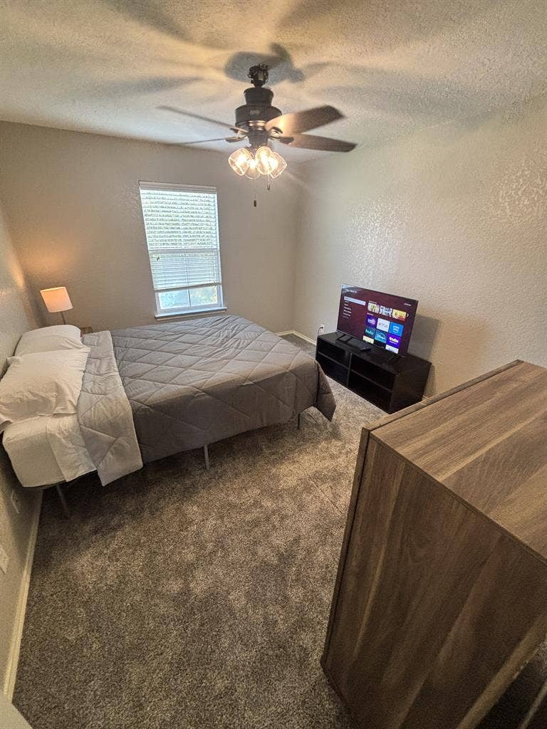 Furnished room, quiet neighborhood