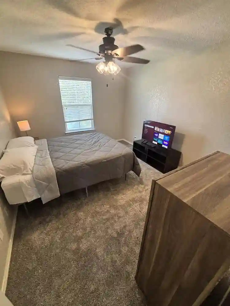 Furnished room, quiet neighborhood