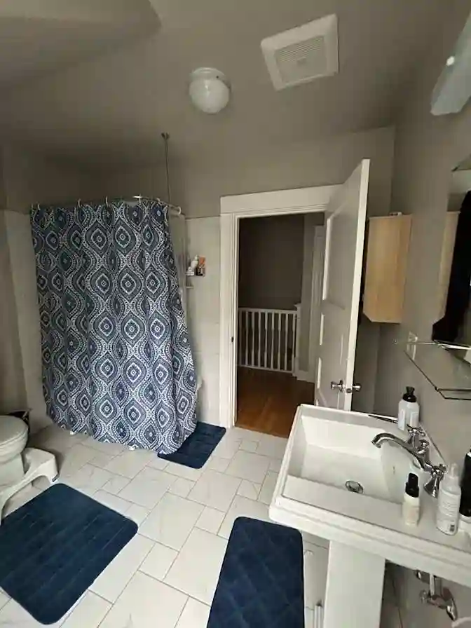 1 room for $800 in a town house