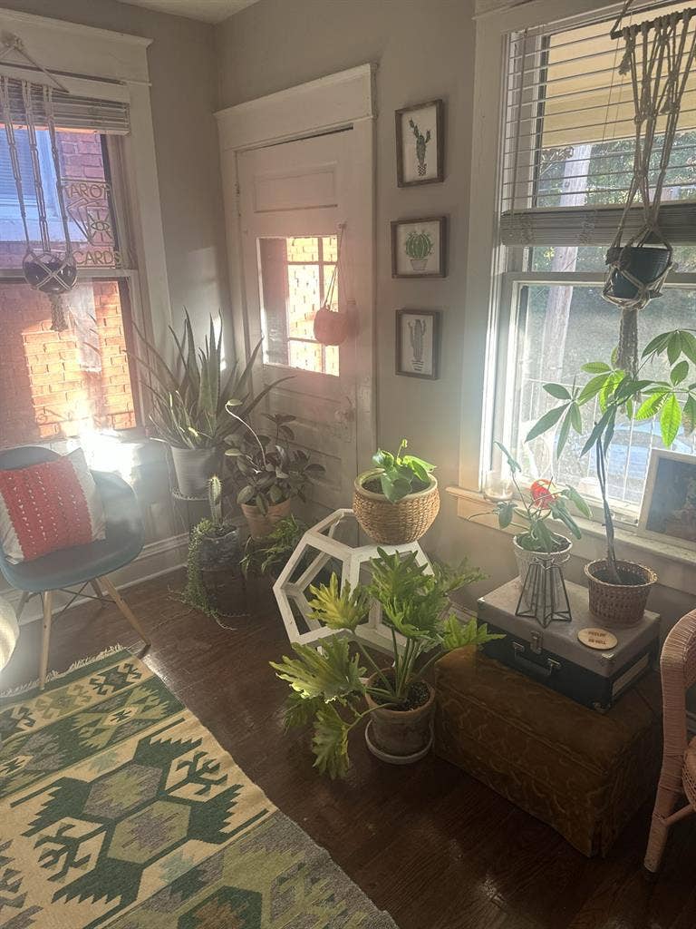 Charming Upstairs Apt- Rivermarket