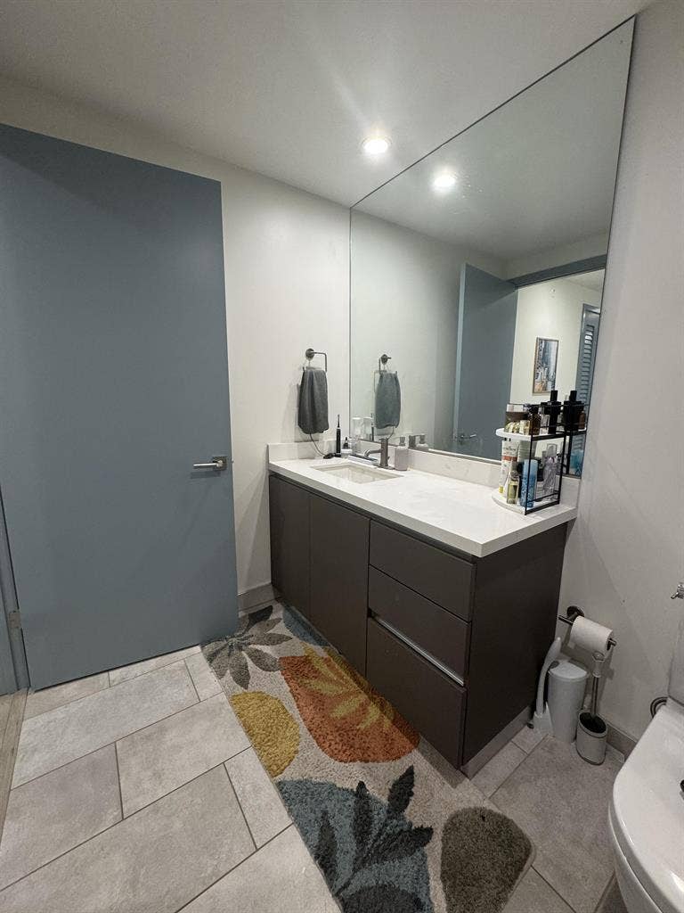 ROOM AVAILABLE - 2 BED/2.5 BATH