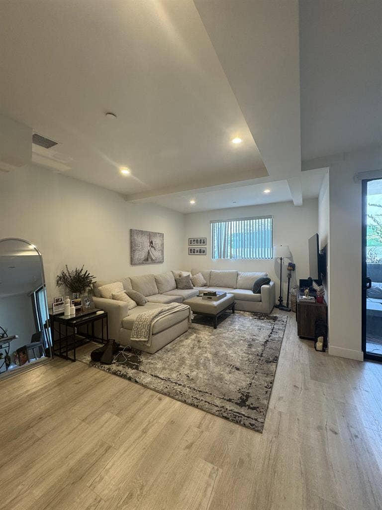 ROOM AVAILABLE - 2 BED/2.5 BATH