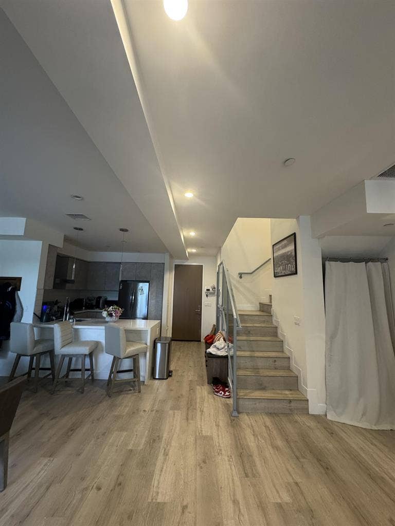ROOM AVAILABLE - 2 BED/2.5 BATH