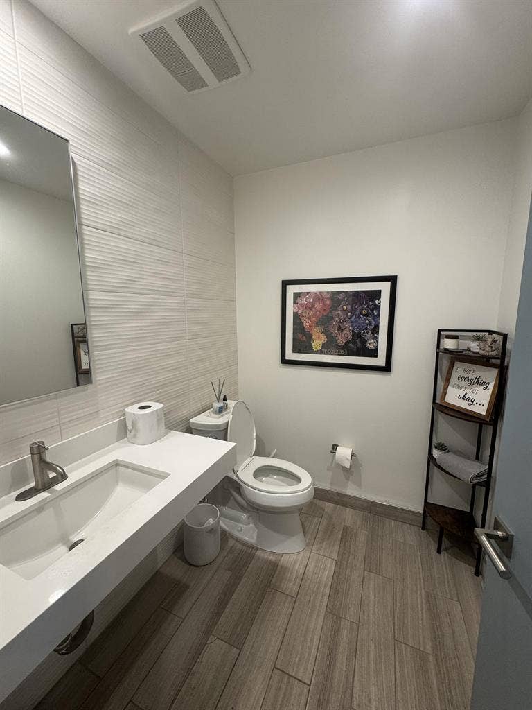 ROOM AVAILABLE - 2 BED/2.5 BATH