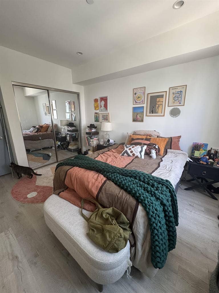 ROOM AVAILABLE - 2 BED/2.5 BATH