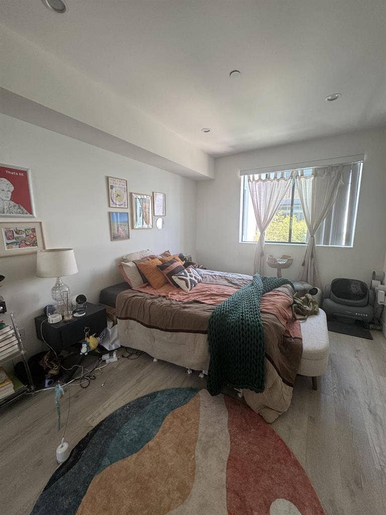 ROOM AVAILABLE - 2 BED/2.5 BATH