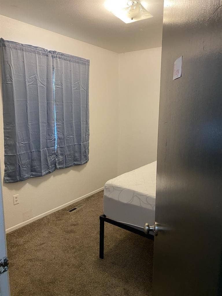 Looking For Roommates!