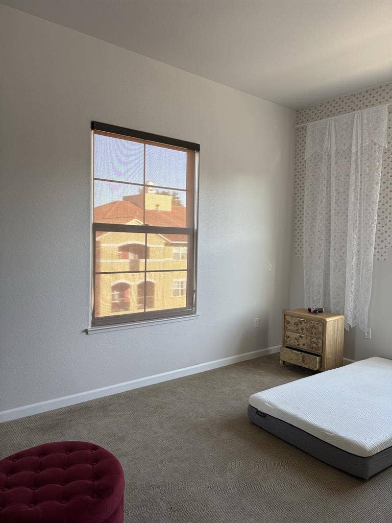 Looking for female roommate