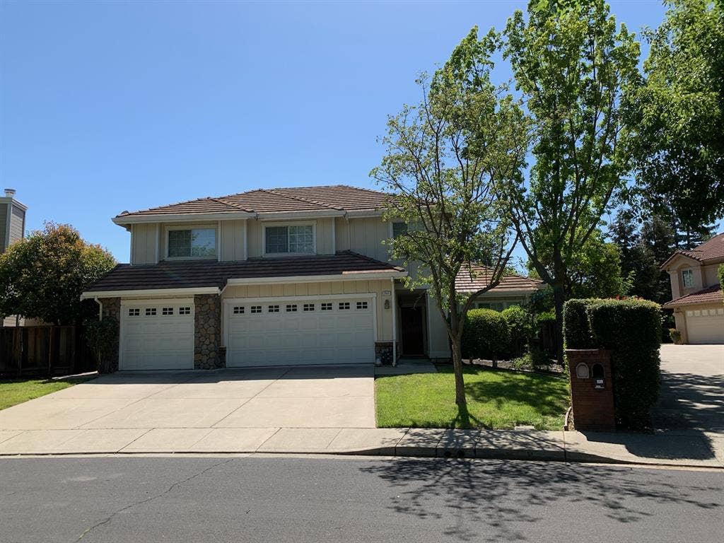 $1,199 - Nice BD/BA, garage parking