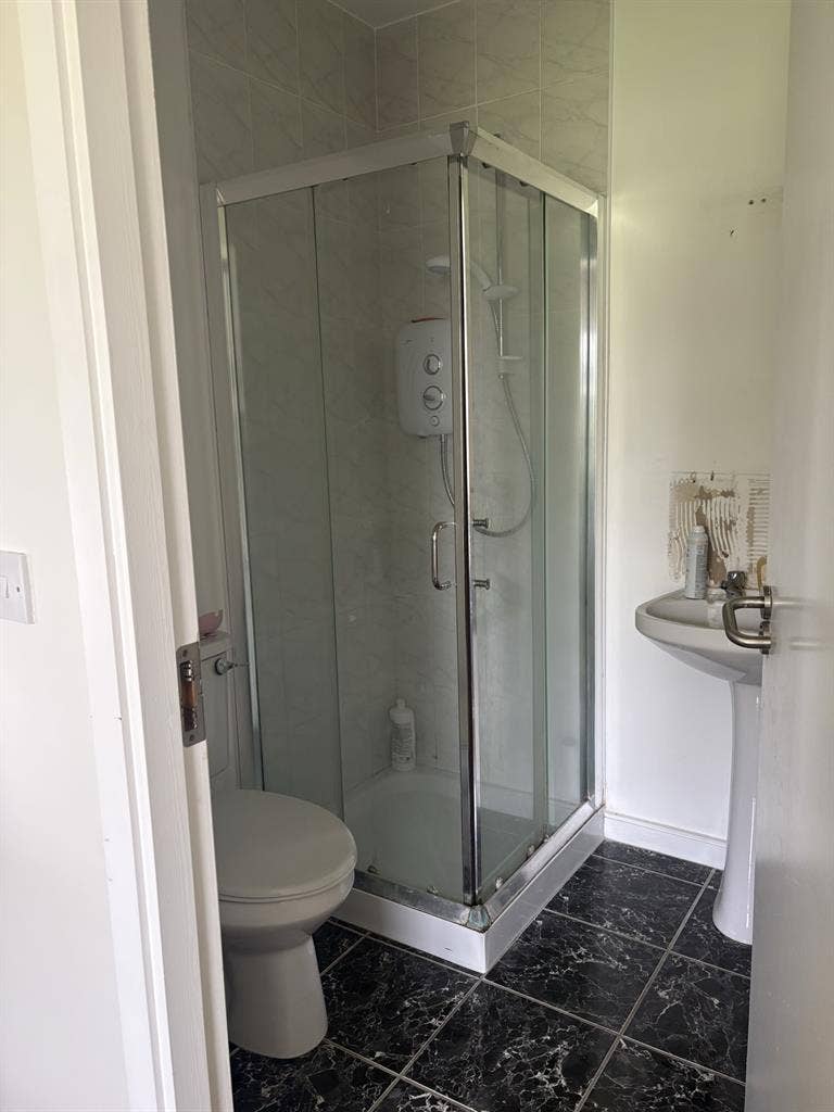 En suite room to rent for 6 months