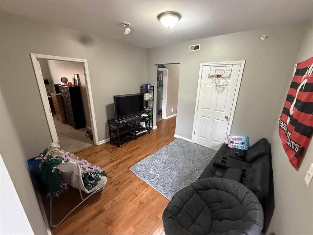 Looking for roommate for year long
