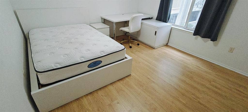 BEDROOM+PRIVATE BATH IN 4/4 CONDO