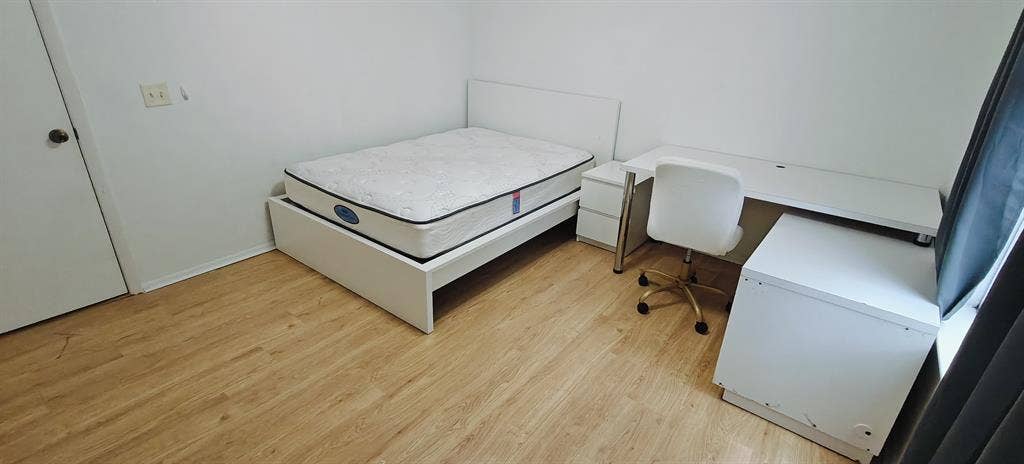 BEDROOM+PRIVATE BATH IN 4/4 CONDO