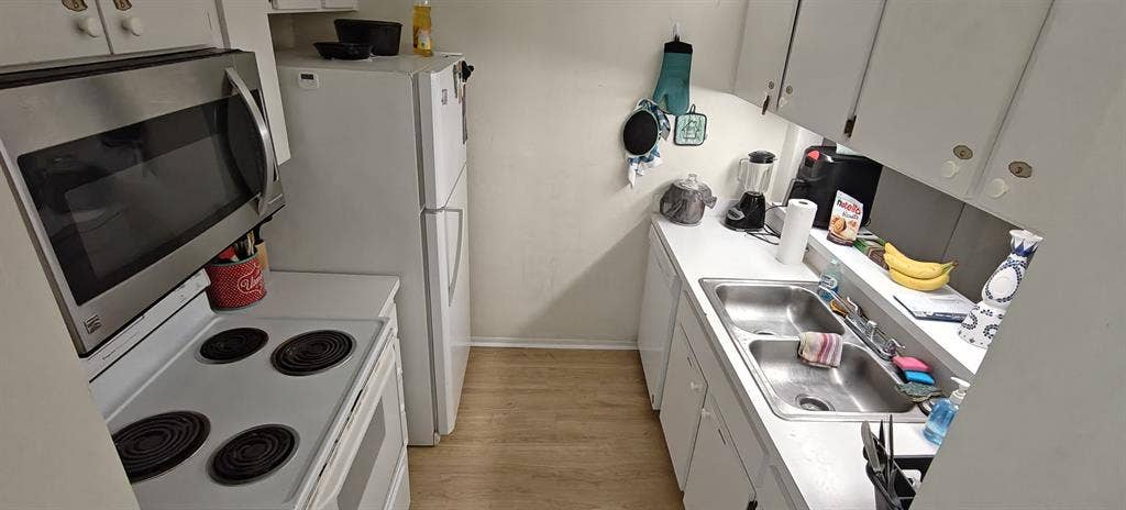 BEDROOM+PRIVATE BATH IN 4/4 CONDO