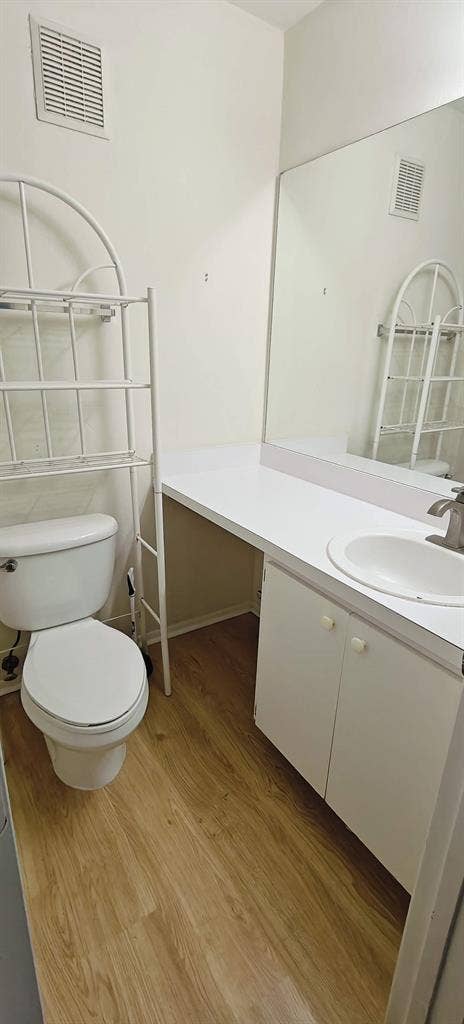 BEDROOM+PRIVATE BATH IN 4/4 CONDO