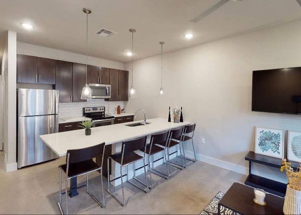 Need 1-2 Female roomates!!