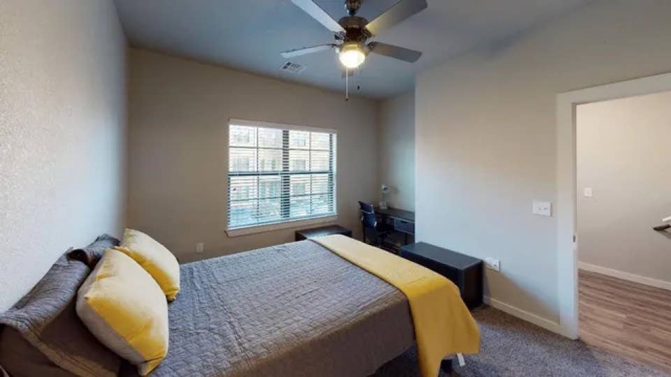 Need 1-2 Female roomates!!