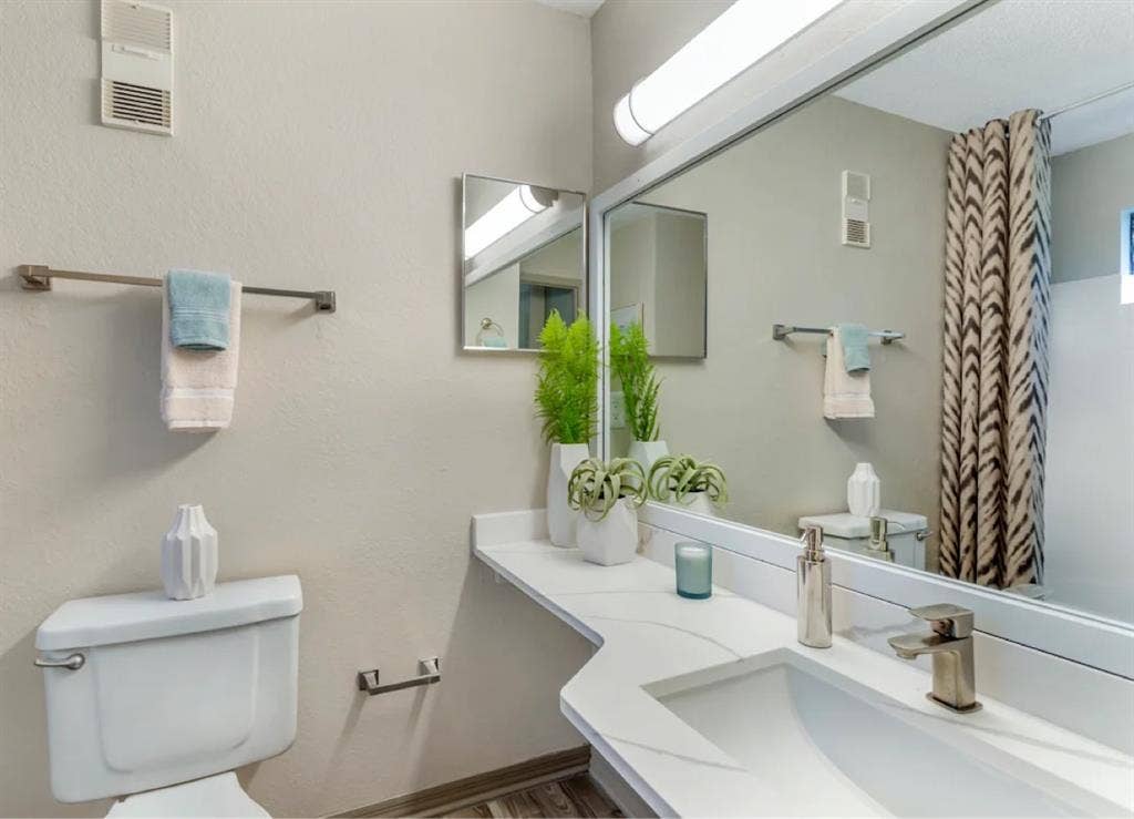 Fully Renovated 4x4 Lease Takeover