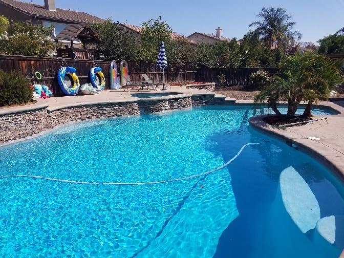 Great neighborhood, pool & spa.