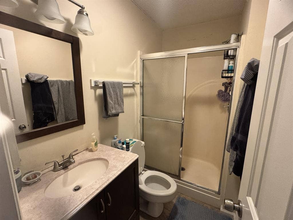 Private bedroom w/ shared bathroom