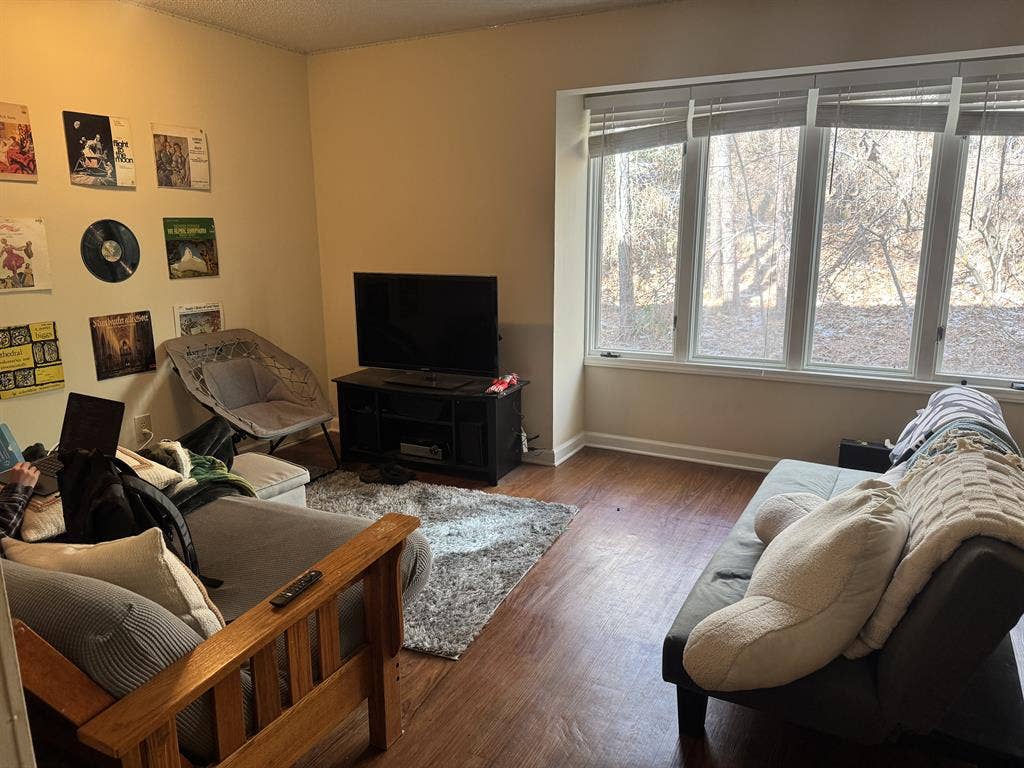 Private bedroom w/ shared bathroom