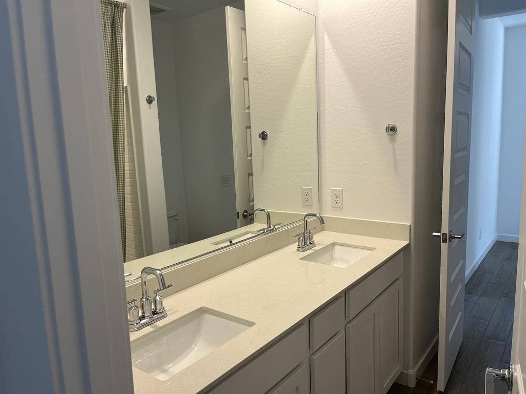 Room in Brand-New 5-Bedroom Home