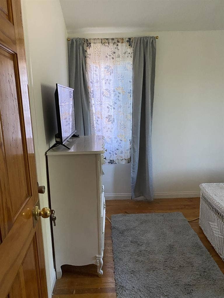 2 Rooms in 3 Bdrm House