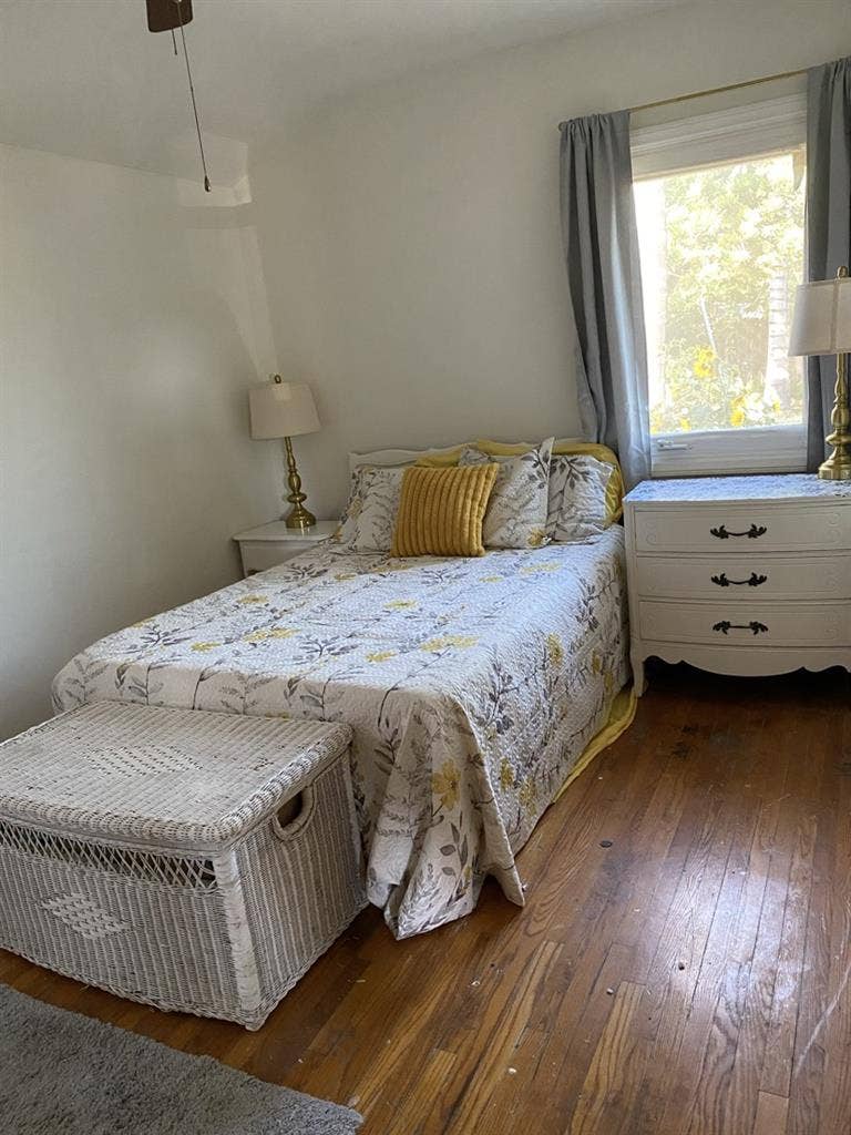 2 Rooms in 3 Bdrm House