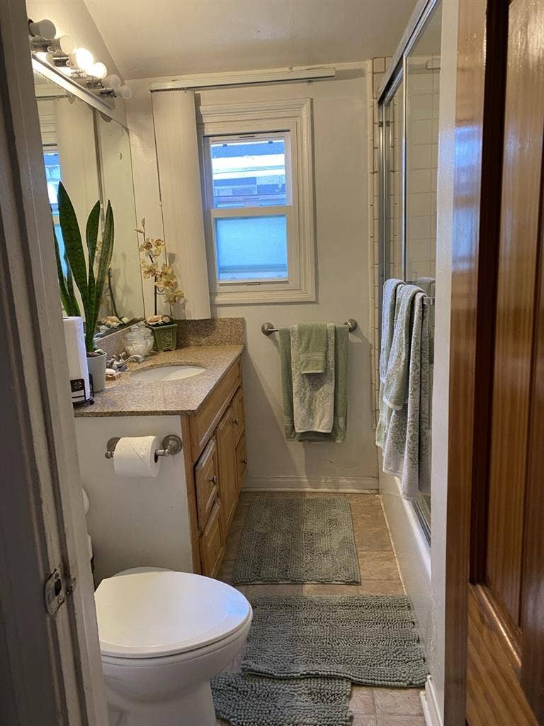 2 Rooms in 3 Bdrm House