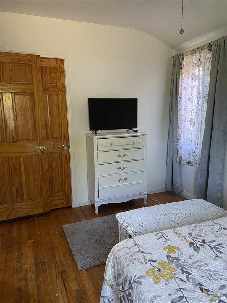 2 Rooms in 3 Bdrm House